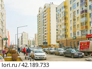 Парковка во дворе жилого городского микрорайона. Редакционное фото, фотограф Сергеев Валерий / Фотобанк Лори
