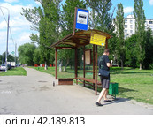 Автобусная остановка "Битцевская аллея". Днепропетровская улица. Район Чертаново Центральное. Город Москва (2014 год). Редакционное фото, фотограф lana1501 / Фотобанк Лори