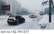 The roadway in the morning during a heavy snowfall in the Kuzminka area. Russia. Moscow 02/16/2024. Редакционное видео, видеограф Ярославский Максим / Фотобанк Лори