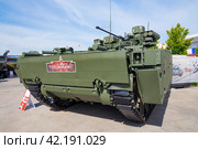 Боевая машина пехоты Б-11 "Курганец-25" солнечным днем. Вид спереди. Международный военно-технический форум "Армия-2022", Парк Патриот. Редакционное фото, фотограф Виктор Карасев / Фотобанк Лори