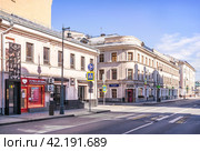 Старинные здания, улица Сретенка, Москва (2022 год). Редакционное фото, фотограф Baturina Yuliya / Фотобанк Лори