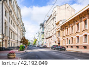 Старинные здания и особняки, Особняк Саарбекова и высотка на Кудринской, улица Поварская, Москва (2023 год). Стоковое фото, фотограф Baturina Yuliya / Фотобанк Лори