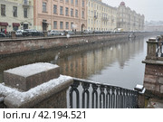 Ненастная весенняя погода в Санкт-Петербурге. На набережных канала Грибоедова (2017 год). Стоковое фото, фотограф Александр Алексеев / Фотобанк Лори