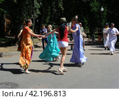 Кришнаиты танцуют на улице. Парк Горького. Москва (2014 год). Редакционное фото, фотограф lana1501 / Фотобанк Лори