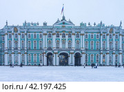 SAINT PETERSBURG, RUSSIA - December 23, 2023: Palace Square and State Hermitage on snowy winter day, St. Petersburg in wintertime. Tourists walk and take pictures near Winter Palace in snowfall. Редакционное фото, фотограф Виктория Катьянова / Фотобанк Лори