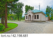 Воскресная школа. Библиотека. Нагорный парк на берегу реки Оби. Город Барнаул. Алтайский край (2023 год). Редакционное фото, фотограф Макаров Алексей / Фотобанк Лори