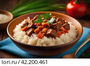 Ужин на даче. Рис с тушеным мясом и овощами в глубокой миске на деревянном столе. Свежий зеленый лук и помидоры на заднем плане. Стоковое AI-изображение, AI-художник Ирина / Фотобанк Лори