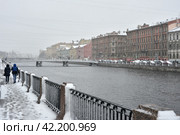 Ненастная погода в Санкт-Петербурге. Мокрый снег с дождем. Река Фонтанка (2017 год). Стоковое фото, фотограф Александр Алексеев / Фотобанк Лори