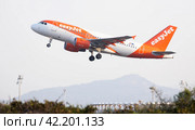SPAIN, BARCELONA - AUGUST 8, 2023: Easyjet airplane takes off from Barcelona. Редакционное фото, фотограф Яков Филимонов / Фотобанк Лори