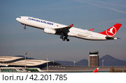 Airplane Turkish Airlines airline take off from Barcelona El Prat airport. Board number TC-JNK (2020 год). Редакционное фото, фотограф Яков Филимонов / Фотобанк Лори