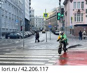 Курьер Сбермаркета на мотобайке едет по улице Неглинная в Москве. Редакционное фото, фотограф Овчинникова Ирина / Фотобанк Лори