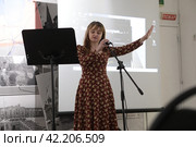 Елена Темченко - фестиваль "Поэтическое стояние" В Балашихинской картинной галерее (2024 год). Редакционное фото, фотограф Дмитрий Неумоин / Фотобанк Лори