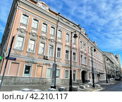 Памятник архитектуры - доходный дом купцов Архангельских со стороны Нижнего Кисельного переулка. Москва, Россия. Редакционное фото, фотограф Овчинникова Ирина / Фотобанк Лори
