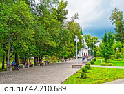 Аллея в Нагорном парке на берегу реки Оби. Город Барнаул. Алтайский край (2023 год). Редакционное фото, фотограф Макаров Алексей / Фотобанк Лори