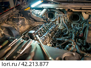 Двигатель автомобиля частично разобран в моторном отсеке, The car's engine is partially disassembled in the engine compartment. Стоковое фото, фотограф Станислав Самойлов / Фотобанк Лори