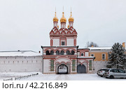 Московская область, Россия, Иосифо-Волоцкий монастырь, январь 2024 года. Петропавловская надвратная церковь и фрагмент Настоятельского корпуса. Русский стиль зодчества. Золотые купола. Редакционное фото, фотограф Сергей Никифоров-Гордеев / Фотобанк Лори