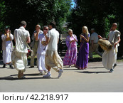 Кришнаиты танцуют на улице. Парк Горького. Москва (2014 год). Редакционное фото, фотограф lana1501 / Фотобанк Лори