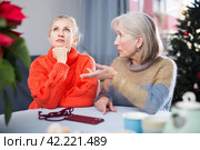 Home quarrel between mom and daughter during christmas closeup. Стоковое фото, фотограф Яков Филимонов / Фотобанк Лори