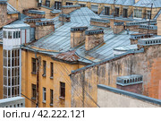 Вид сверху на крыши старых зданий. Санкт-Петербург, Россия. Стоковое фото, фотограф Андрей Степанов / Фотобанк Лори