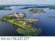 Вид на Нило-Столобенскую пустынь с высоты птичьего полета. Стоковое фото, фотограф Елена Коромыслова / Фотобанк Лори