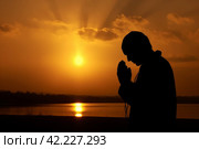 Person praying god sunset. Generate Ai. Стоковое AI-изображение, AI-художник Иван Рябоконь / Фотобанк Лори