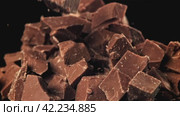 Chunks of chocolate fly up and fall down. Filmed on a high-speed camera at 1000 fps. Стоковое видео, видеограф Артем Шадрин / Фотобанк Лори