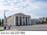 Московская область, город Королев. Площадь калинина. ДК "Калинина". Moscow region, the city of Korolev. Kalinin Square. Recreation center "Kalinina". (2020 год). Редакционное фото, фотограф Мария / Фотобанк Лори