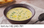 Zoom in video of cheese soup with yellow sweet pepper and thyme on a beige background. Vegetarian food. Стоковое видео, видеограф Мария Зубарева / Фотобанк Лори