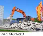 Самоходный комплекс первичного дробления Sandvik Fintec 1107. Реконструкция Гольяновского пруда. Город Москва (2011 год). Редакционное фото, фотограф lana1501 / Фотобанк Лори