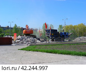 Самоходный комплекс первичного дробления Sandvik Fintec 1107. Реконструкция Гольяновского пруда. Город Москва (2011 год). Редакционное фото, фотограф lana1501 / Фотобанк Лори