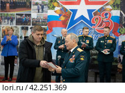 Генеральный директор 345 Механического завода Рустам Мухтарович Гатауллин вручает награду (2024 год). Редакционное фото, фотограф Дмитрий Неумоин / Фотобанк Лори