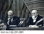 М.С. Горбачев и Б.Н. Ельцин на XXVIII съезде КПСС. Москва, июль 1990 года. Редакционное фото, фотограф Сергей Елизарьев / Фотобанк Лори