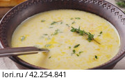 Zoom in video of cheese soup with thyme close-up. Vegetarian food. Concept of healthy eating. Стоковое видео, видеограф Мария Зубарева / Фотобанк Лори