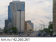 Moscow, Russia - May 30, 2020: Cityscape at the spring day. Photography of Leninsky avenue near subway Oktyabrskay (Koltsevaya line). Traffic on the motorway. People walking. Редакционное фото, фотограф YuryKara / Фотобанк Лори