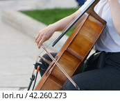 Street musician plays the cello. Closeup street photography. Стоковое фото, фотограф YuryKara / Фотобанк Лори