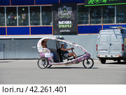Велотакси в парке ВДНХ. Останкинский район. Город Москва (2011 год). Редакционное фото, фотограф lana1501 / Фотобанк Лори