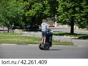 Прогулка на сегвее по территории ВДНХ. Останкинский район. Город Москва (2011 год). Редакционное фото, фотограф lana1501 / Фотобанк Лори