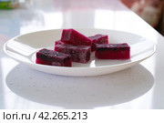 Slices of natural cranberry and agar agar marmalade, on a white saucer. close-up. Стоковое фото, фотограф Дмитрий Львович Алферов / Фотобанк Лори