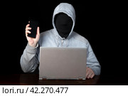 Phone fraud.Talking to phone scammers. Withdrawal of money via the Internet. Стоковое фото, фотограф Александр Поташев / Фотобанк Лори
