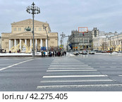 Пешеходный переход через Театральный проезд в Москве зимой в облачную погоду. Редакционное фото, фотограф Овчинникова Ирина / Фотобанк Лори