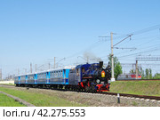 Паровоз Кп4-447 с пассажирским поездом, Малая Октябрьская железная дорога, Южная трасса, перегон Юный - Царскосельская (2016 год). Редакционное фото, фотограф Алексей Иванов / Фотобанк Лори