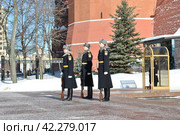 Смена караула у Могилы Неизвестного солдата в Александровском саду в Москве (2013 год). Редакционное фото, фотограф lana1501 / Фотобанк Лори