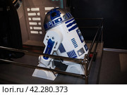 Робот R2-D2 из фильма "Звёздные войны" в музее киногероев Movie Art - Санкт-Петербург, Россия, Февраль 2024. Редакционное фото, фотограф Мария L. / Фотобанк Лори
