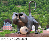 Гейдельберг, Германия. Скульптура обезьяны около моста Карла Теодора (2013 год). Редакционное фото, фотограф Михаил Марковский / Фотобанк Лори