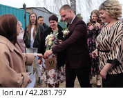 Жених выкупает невесту. На свадьбе. (2023 год). Редакционное фото, фотограф Анатолий Матвейчук / Фотобанк Лори