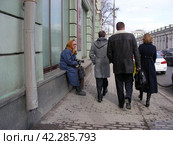 Нищая пожилая женщина просит милостыню. Моховая улица. Город Москва (2012 год). Редакционное фото, фотограф lana1501 / Фотобанк Лори