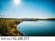 Заросшие берега у кромки голубого озера (Каменищенское море, Каменищенский карьер, Нижегородская область) Стоковое фото, фотограф Илья Старков / Фотобанк Лори