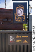 Кромвель, Новая Зеландия - 31 декабря 2023 года: Вывеска для The Cow Pizza and Spaghetti House, кулинарной достопримечательности фермерского рынка в историческом районе Кромвеля, Новая Зеландия. Стоковое фото, фотограф Евгений Дробитько / Фотобанк Лори