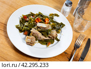 Fried piece of rib bone-in pork garnish with stewed beans and carrot. Стоковое фото, фотограф Яков Филимонов / Фотобанк Лори