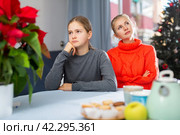 Quarrel between mom and daughter during christmas. Стоковое фото, фотограф Яков Филимонов / Фотобанк Лори